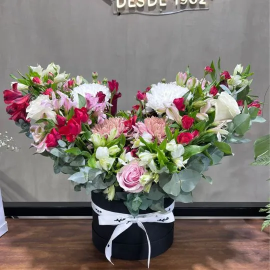 Caja pote con flores de estacion corazon